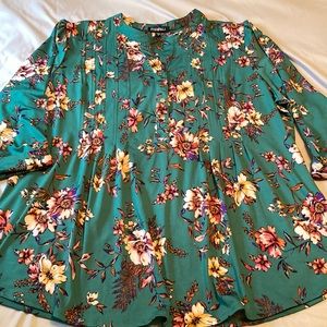 Roz & Ali Pintuck popover 2x green floral top